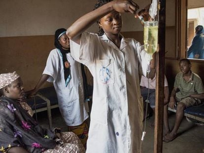 Una mujer recibe atenci&oacute;n m&eacute;dica por parte de una enfermera en Bamako (Mal&iacute;).