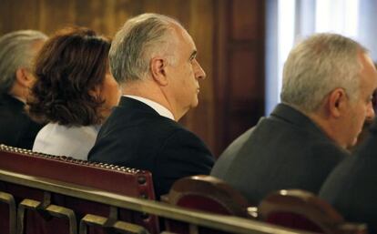 Rafael Blasco, en medio del banquillo de acusados.