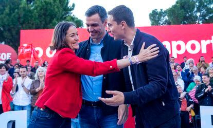 La candidata a la alcaldía de Madrid, Reyes Maroto; el presidente del Gobierno, Pedro Sánchez; y el candidato a la Comunidad de Madrid, Juan Lobato, en un mitin en Madrid este jueves.