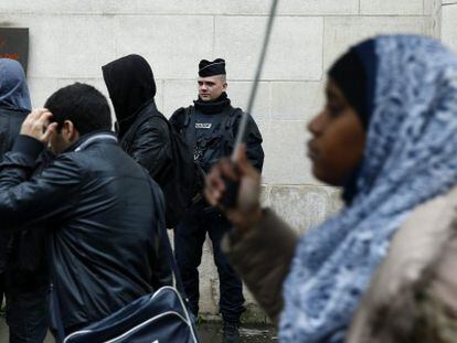 Un polic&iacute;a franc&eacute;s vigila a las puertas de la Gran Mezquita de Par&iacute;s.