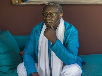 El promotor cultural Amadou Diaw, en su casa de Saint Louis (Senegal).