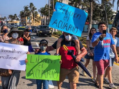 Trabajadores del acuario y sus familiares protestan por la clausura que realizó la Procuraduría del Medio Ambiente, el 15 de mayo.