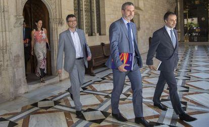 Los miembros de Societat Civil Catalana se dirigen a la reunión con Mas en el Palau de la Generalitat.