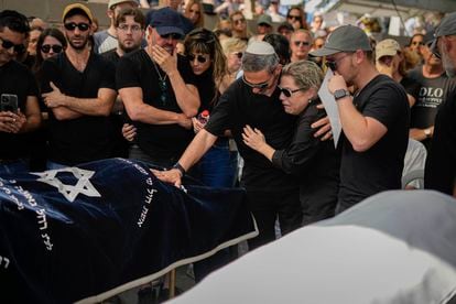 Familiares y seres queridos durante el funeral de una pareja de israelíes, este jueves.