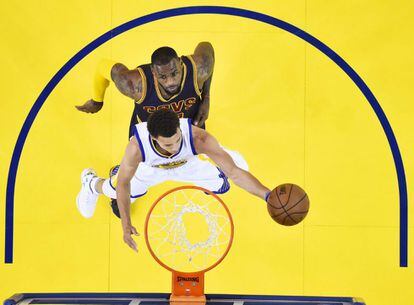 Curry anota ante Lebron.