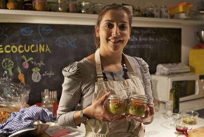 Lisa Casali en la cocina de su casa, el laboratorio donde pone en práctica sus teorías de gastronomía ecológica.