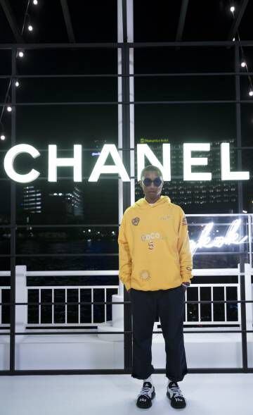 Pharrell Williams durante la réplica del desfile crucero 2018/2019 de Chanel Cruise celebrado el 31 de octubre en Bangkok, Tailandia.
