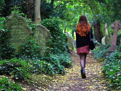 Paseo por el cementerio de Highgate, en Londres. 