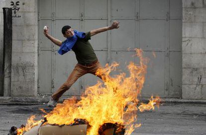 Un palestino, en las protestas contra Israel en Hebrón, en Cisjordania.