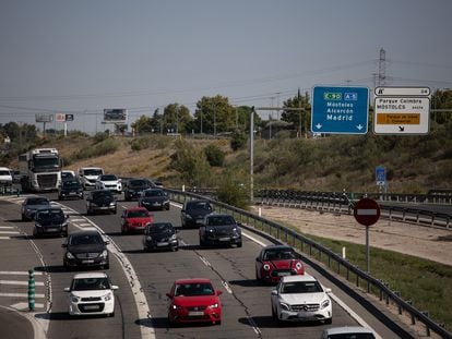 Atasco en la autovía A5, en el inicio del Puente del Pilar, a 11 de octubre de 2023, en Madrid (España).