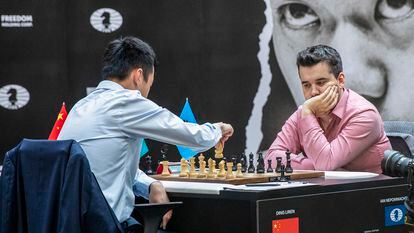 Ding y Niepómniashi, durante el Mundial de ajedrez de 2023.