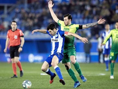 Manue García protege el balón ante Enrich.