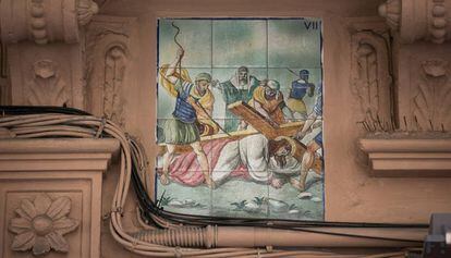 Azulejos del V&iacute;a Crucis en el n&uacute;mero 5 deL Caller Major de L&#039;Hospitalet de Llobregat. 