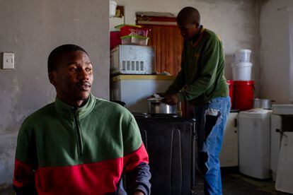 Luthando Luja, de 24 años, y su hermano Zukisani, de 22, en casa.