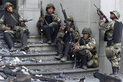 Soldados bolivianos vigilan la entrada del edificio de la Vicepresidencia en La Paz.