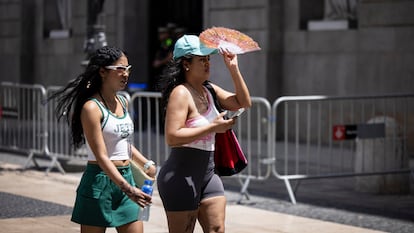 Dos turistas en la plaza Sant Jaume de Barcelona, este miércoles.