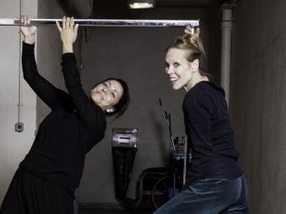 las bailarinas Eva Yerbabuena y Caroline Carlson en elTheatre de Chaillot Paris . 