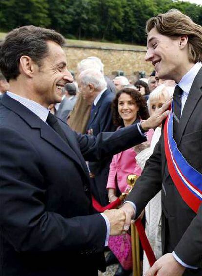 Nicolas Sarkozy saluda en Suresnes a su hijo Jean, diputado regional de Hauts-de-Seine, el pasado junio.