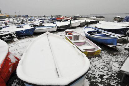 La nieve cubre de blanco el barrio de pescadores de Bocadasse, en Génova, Italia, el 31 de enero de 2012.