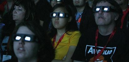 Visitantes de Comic ON, con gafas 3D para ver una película en tres dimensiones.