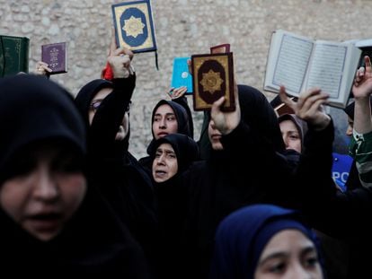 Un grupo de mujeres muestra ejemplares del Koran en una protesta ante el consulado sueco en Estambul (Turquía) contra la quema del texto religioso, el domingo.