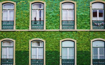 Fachada de azulejos verdes en el Barrio Alto, en Lisboa.