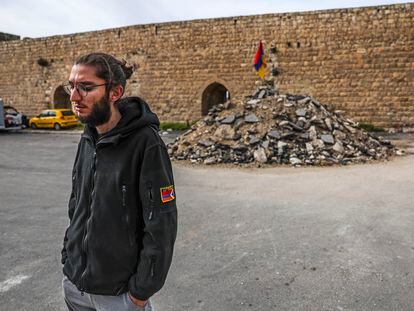 Setrag Balian, activista armenio de Jerusalén, en la zona incluida en el contrato en la que entraron las excavadoras, el pasado noviembre.