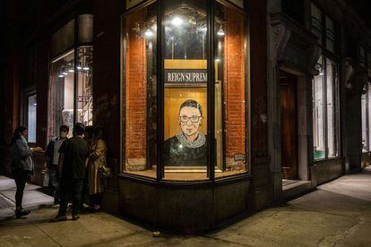 Retrato de Ruth Bader Ginsburg colocado en el escaparate de una tienda, en la ciudad de Nueva York.