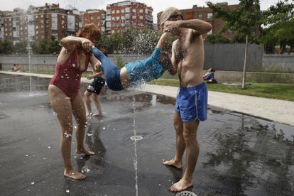 Una familia jugaba el domingo en la fuente de un parque en Madrid. El calor sigue azotando a gran parte de España, una situación que, según los pronósticos, se mantendrá al menos hasta el viernes, con temperaturas muy elevadas para esta época del año que obligan a extremar las precauciones.