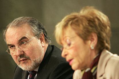 Pedro Solbes, con la vicepresidenta María Teresa Fernández de la Vega, tras el Consejo de Ministros.