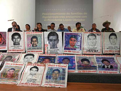 Familiares de los 43 estudiantes asesinados reclaman justicia.