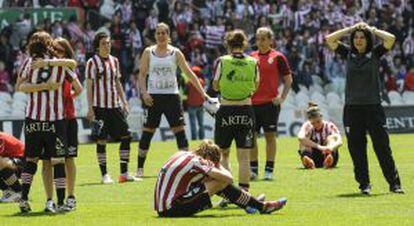 Las jugadoras del Athletic lloran tras la derrota.