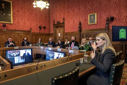Frances Haugen (derecha) comparece este lunes ante un comité del Parlamento británico en Londres.