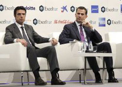 El príncipe Felipe junto al ministro de Industria, Energía y Turismo, José Manuel Soria.