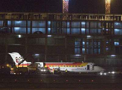 El avión accidentado de Air Nostrum es retirado de la pista principal del aeropuerto de El Prat.