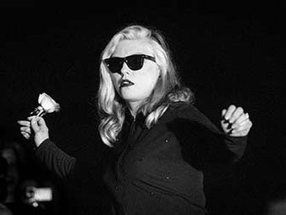 Debbie Harry, cantante de Blondie, durante una actuación en el Palau Sant Jordi de Barcelona en 1999.