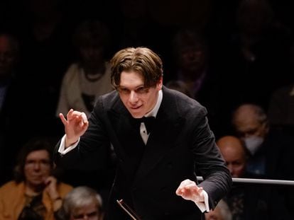 El director Klaus Mäkelä durante su concierto al frente la Filarmónica de Oslo, el pasado jueves en el Konserthus