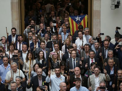 Alcaldes de pueblos de Cataluña en el Parlament tras el pleno en el que se votó la independencia, el 27 de octubre de 2017.