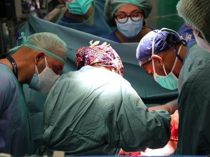 Imagen de la intervención en un quirófano del Hospital Vall d'Hebron.
