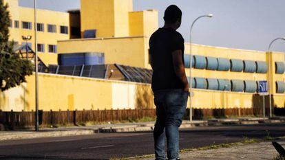 El joven ghan&eacute;s Christian, que pas&oacute; 49 d&iacute;as recluido, frente al CIE de Aluche (Madrid).