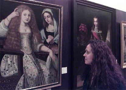 Una visitante contempla uno de los cuadros de la exposición en Sevilla.
