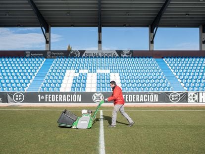 Álvaro Torrecilla, jardinero municipal, trabaja en el cesped del estadio de Unionistas, el día 12 de enero.