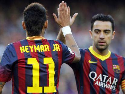 Xavi celebra un gol con Neymar. 