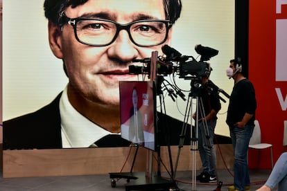El candidato del PSC a la presidencia de la Generalitat, Salvador Illa, mantiene un diálogo telemático con el presidente valenciano, Ximo Puig, en Barcelona el 3 de febrero de 2021.