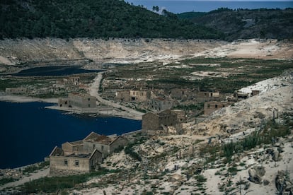 La mancha de la sequía está llegando a zonas donde la escasez de agua parecía improbable, como Galicia o el País Vasco. En la imagen, embalse de Lindoso, ubicado en el 'concello' de Lobios, que presentaba el día 4 un nivel muy bajo por la sequía que se viene produciendo en la comunidad gallega durante los últimos meses.
