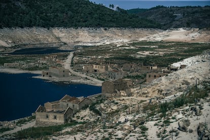 La mancha de la sequía está llegando a zonas donde la escasez de agua parecía improbable, como Galicia o el País Vasco. En la imagen, embalse de Lindoso, ubicado en el 'concello' de Lobios, que presentaba el día 4 un nivel muy bajo por la sequía que se viene produciendo en la comunidad gallega durante los últimos meses.