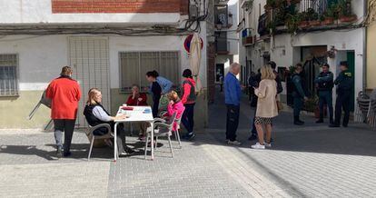 Las vecinas de Montán han vuelto a tomar café en la plaza del pueblo.