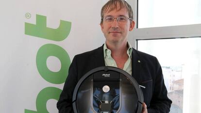 Colin Angle, fundador y CEO de iRobot, con una Roomba.