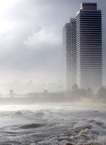 Imagen del temporal en el puerto de Barcelona