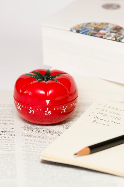La técnica de Pomodoro (tomate) es un método de concentración que ayuda a evitar las distracciones usando un temporizador de cocina.